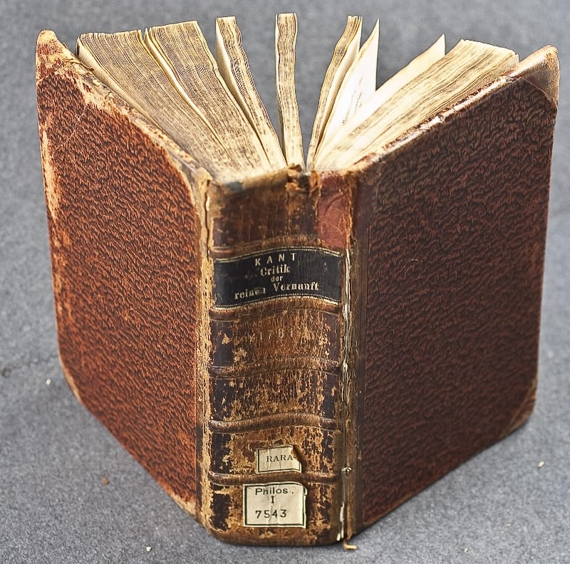 disponibilă şi în ediţie broşată